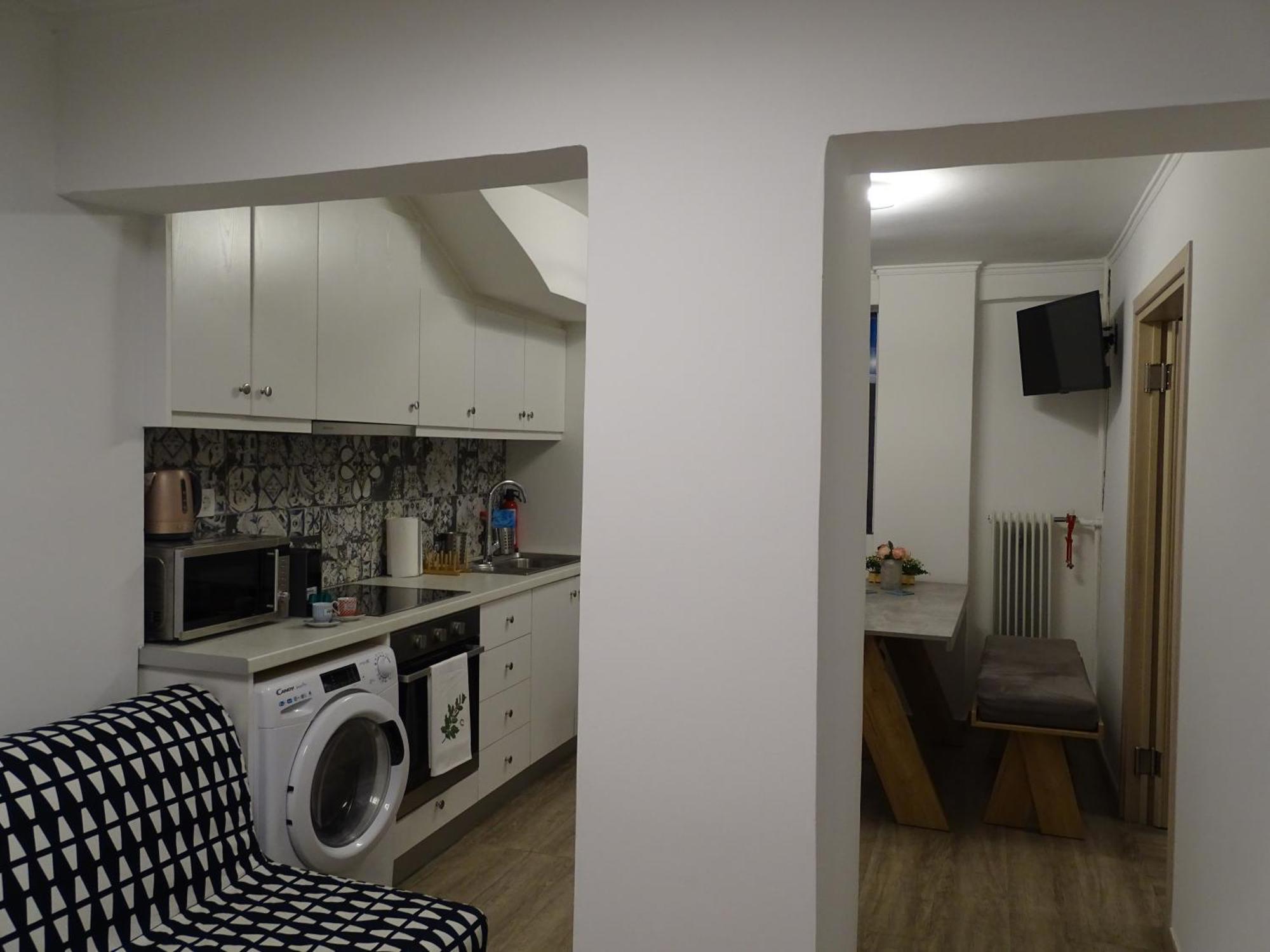 Stylish, Comfortable, Basement Loft-Like Apartment With Amenities Атина Екстериор снимка